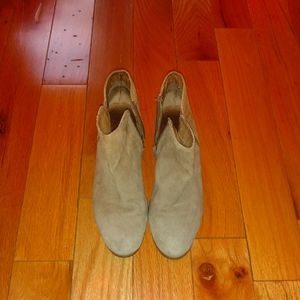 Beige velvet zip up shoes